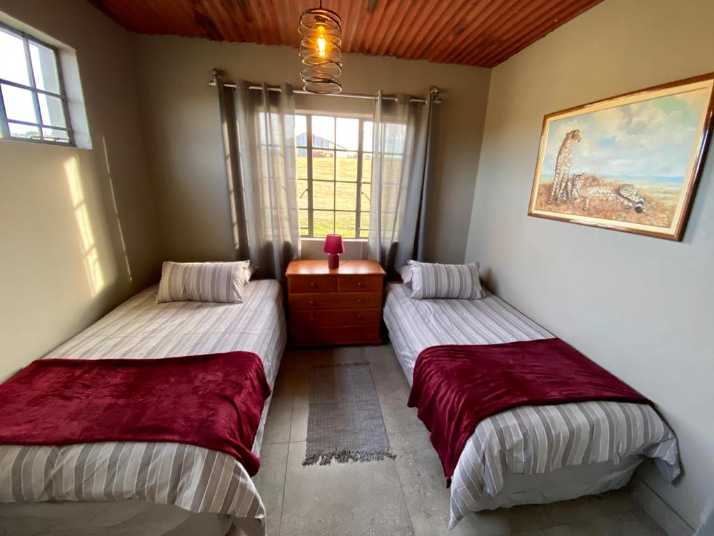 Secondary bedroom with two single beds at Di Plek in Clarens.
