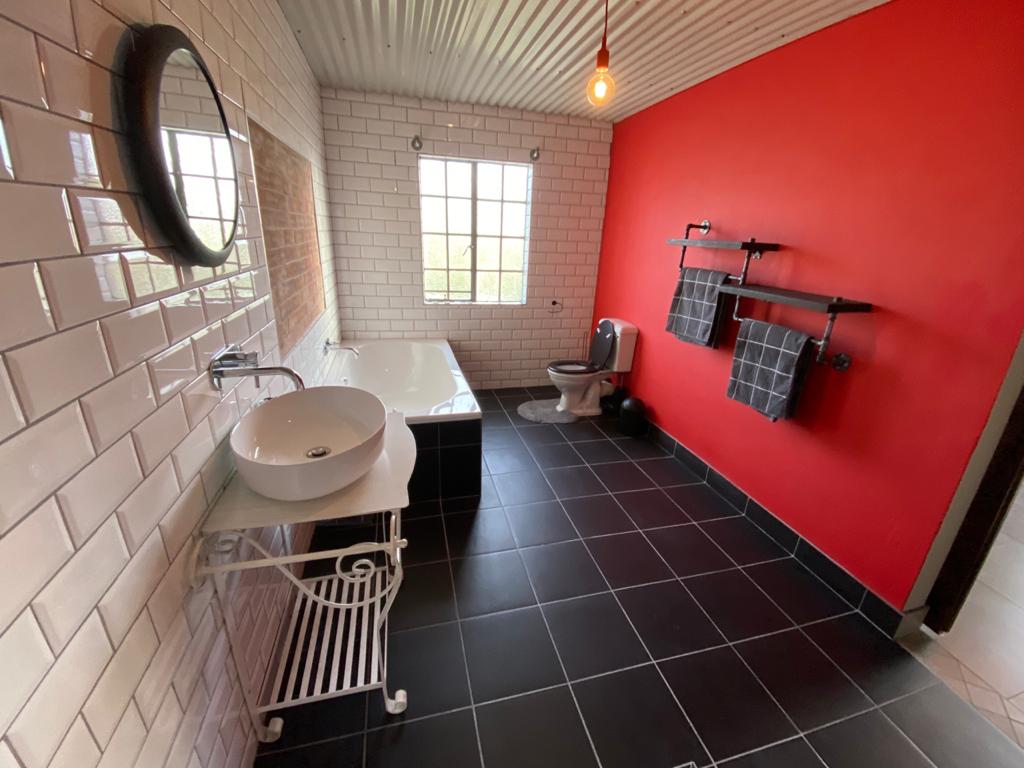 Di Plek bathroom includes a bath, washbasin and toilet.