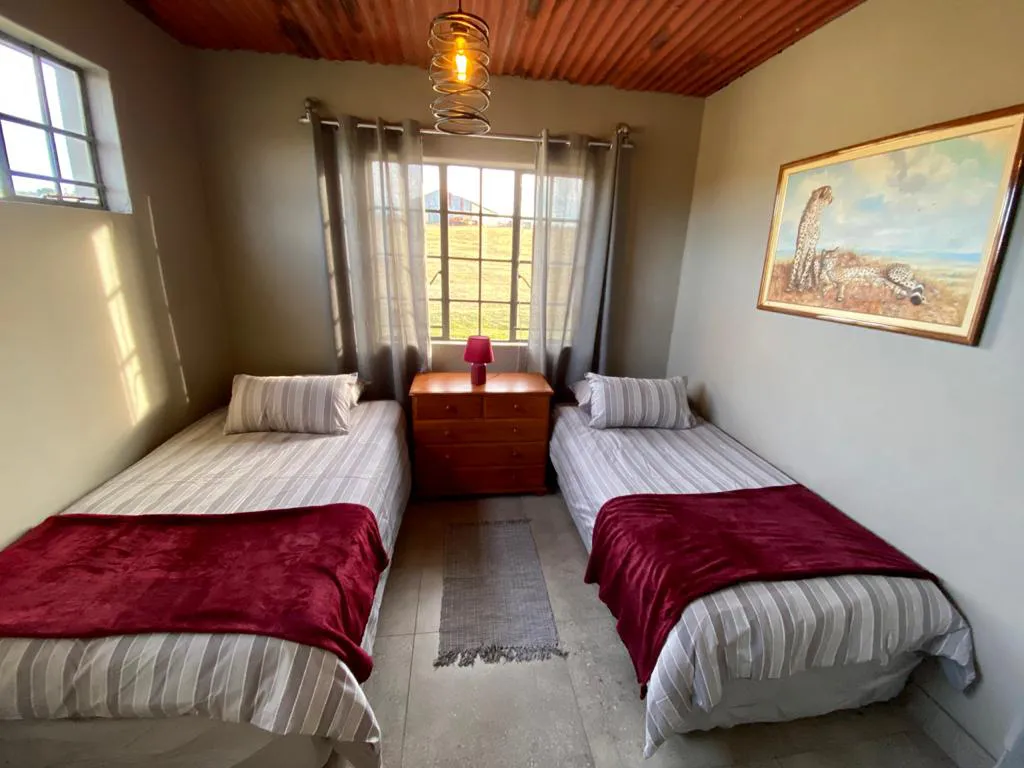 Secondary bedroom with two single beds at Di Plek in Clarens.